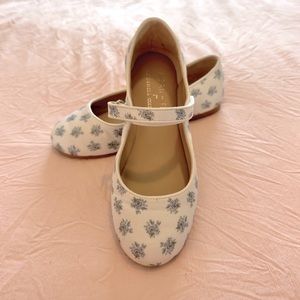 EdgeHill  Collections White with Blue Flower Dress Shoes